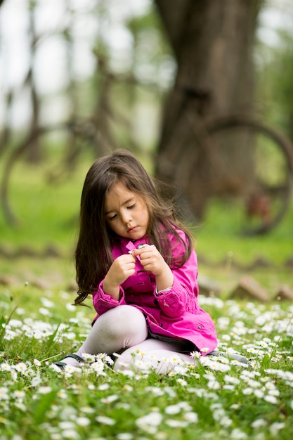 Petite fille dans le champ de printemps