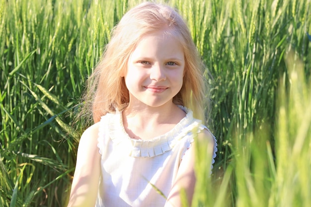 Petite fille dans un champ vert