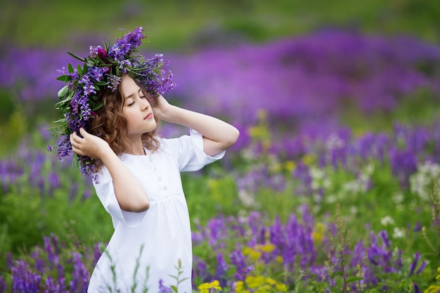 une petite fille dans un champ violet