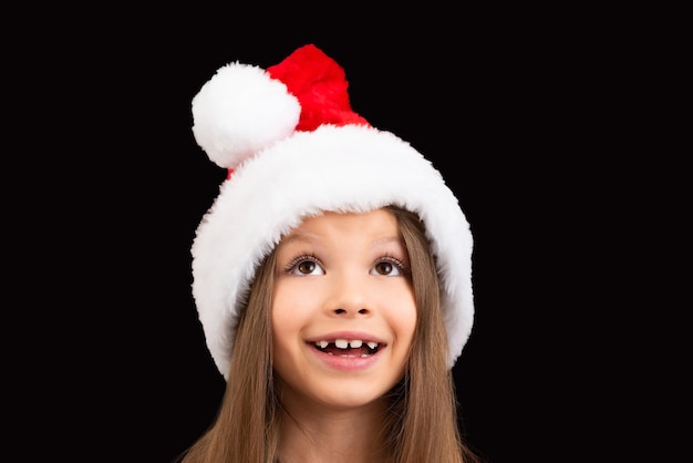 Petite fille dans un chapeau de Noël