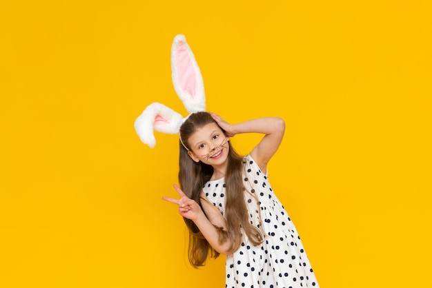 Une petite fille dans un costume de lapin de Pâques Vacances de Pâques un enfant vêtu d'oreilles de lapin de Pâques fantaisie