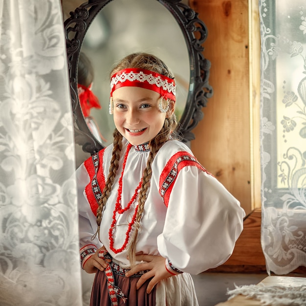 Une petite fille dans un costume traditionnel russe