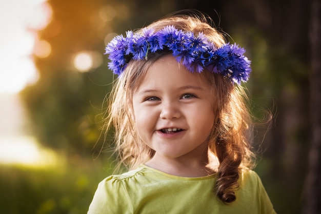 petite fille dans une couronne de bleuets