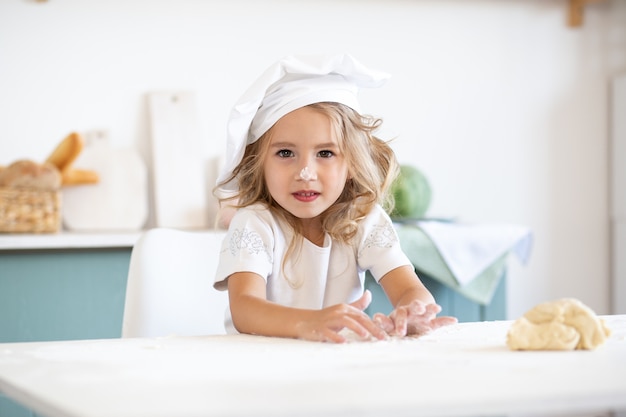 Petite fille dans la cuisine