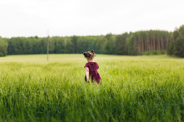 petite fille dans le domaine de l'été