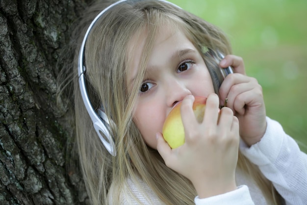 Petite fille dans l'écouteur de musique