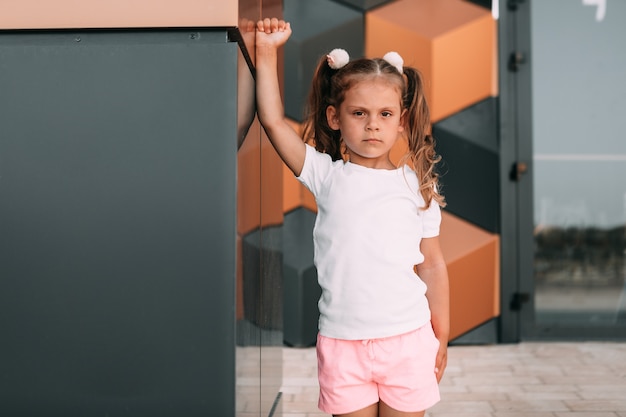 Petite fille dans l'espace de t-shirt blanc pour votre logo ou maquette de conception à imprimer