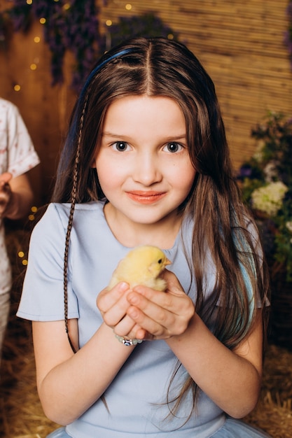 Petite fille dans une ferme avec des poulets