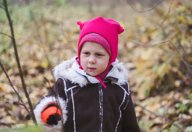 Petite fille dans la forêt d'automne