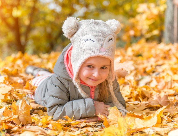 Petite fille dans une forêt d'automne