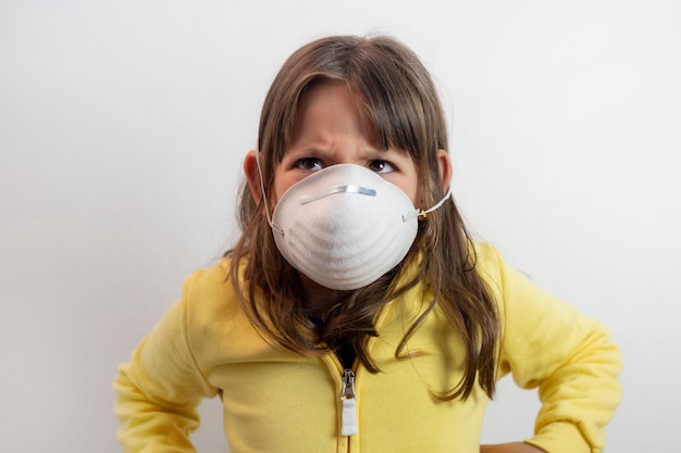 Petite fille dans un masque, avec une expression de colère sur son visage