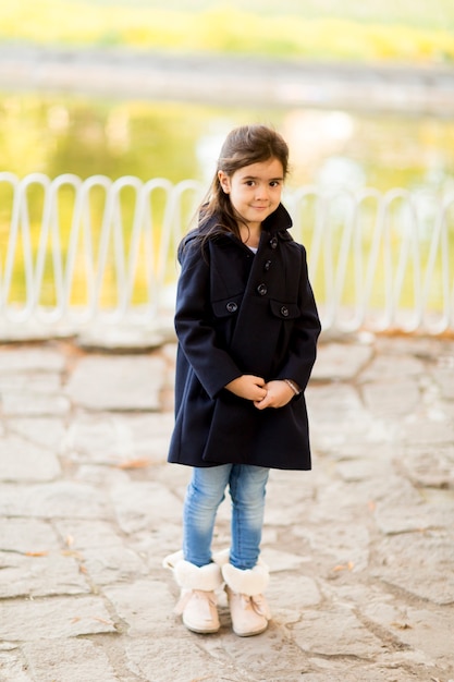 Petite fille dans le parc en automne