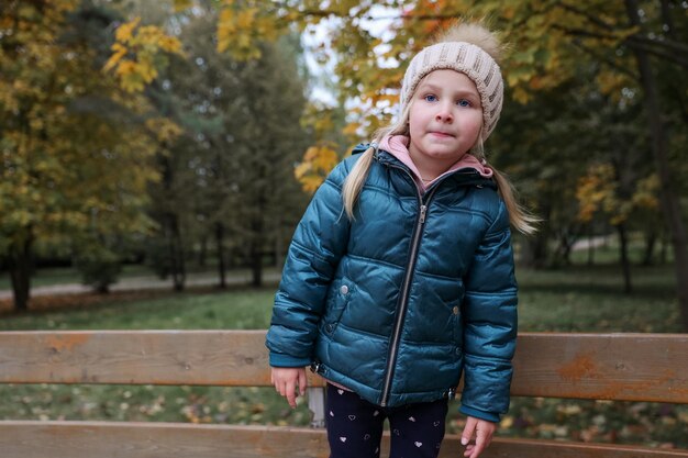 Petite fille dans le parc en automne