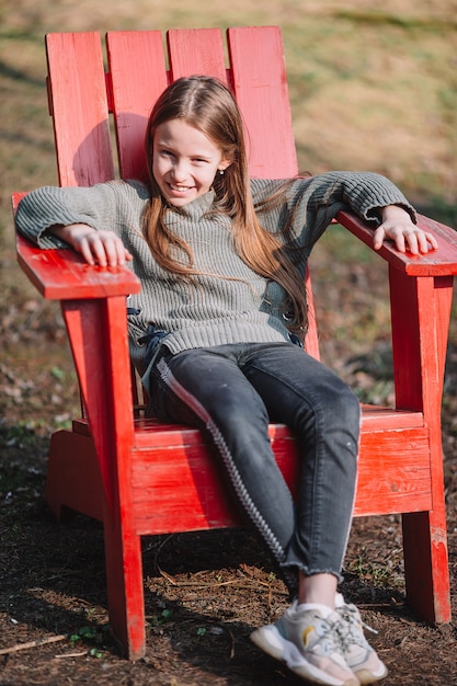 Petite fille dans un parc en plein air le week-end