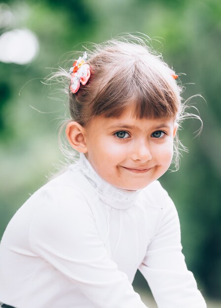 Petite fille dans le parc