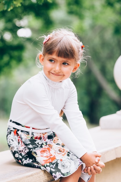 Petite fille dans le parc