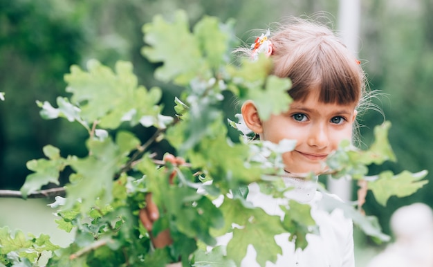 Petite fille dans le parc