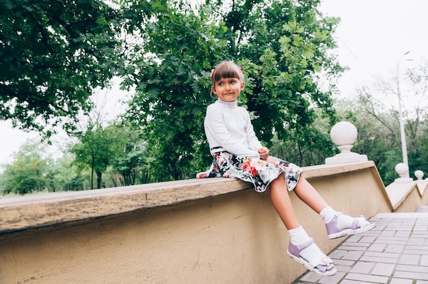 Petite fille dans le parc