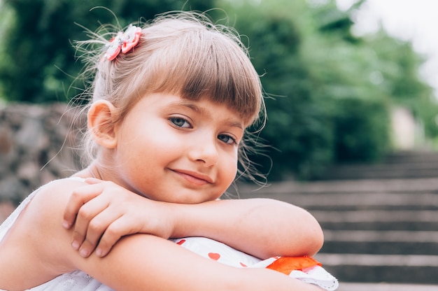 Petite fille dans le parc