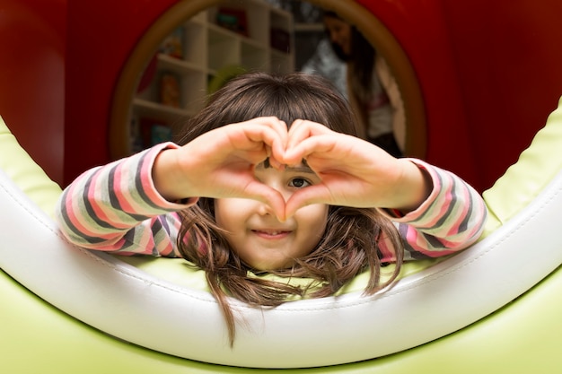 Petite fille dans la salle de jeux