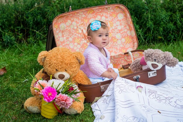 Petite fille dans une valise