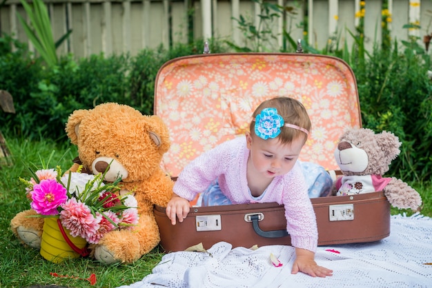 Petite fille dans une valise