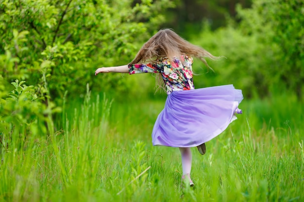 Petite fille dansant en plein air