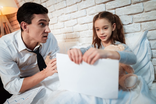 Petite fille déchire les papiers de son père.