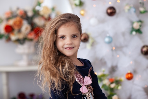 Petite fille et décoration de Noël à la maison