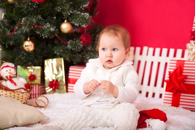 Petite fille avec des décorations de Noël