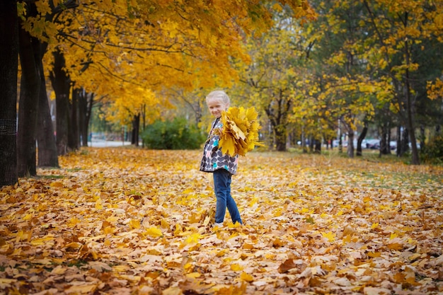 Petite fille dehors