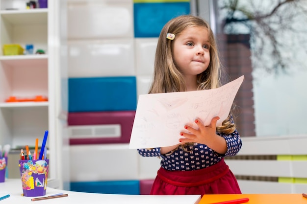 Petite fille dessinant à la salle de jeux