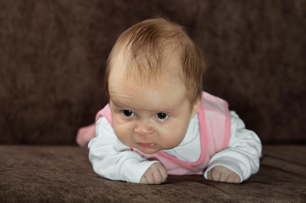 Photo petite fille de deux mois couché