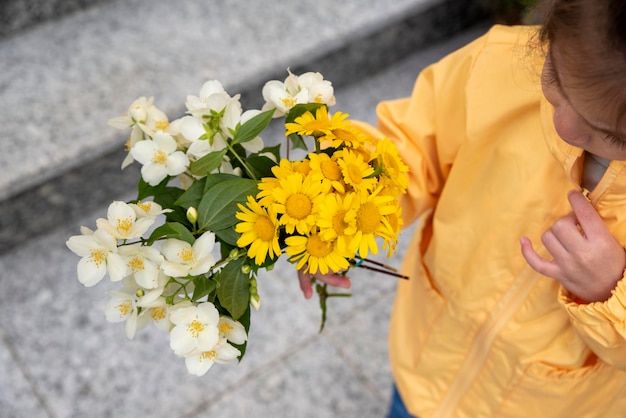 Petite fille donnant des fleurs