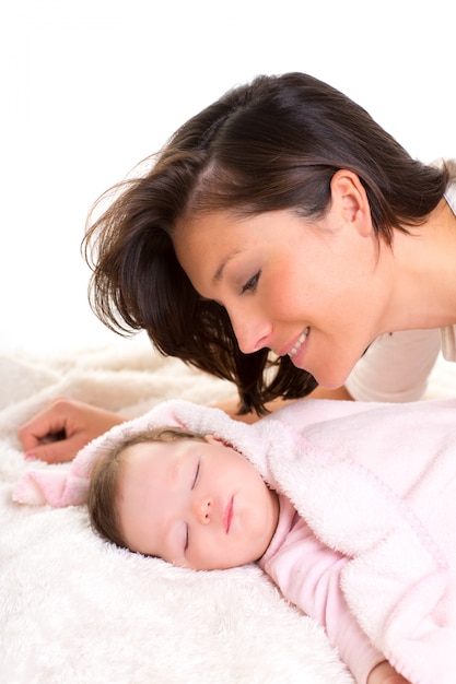 Petite fille dormant près de la mère