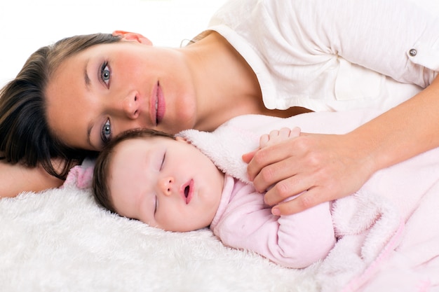 Petite fille dormant près de la mère