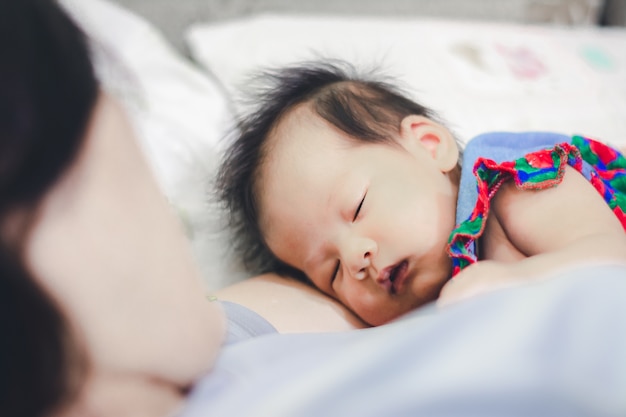 Petite fille dort avec tante à la maison