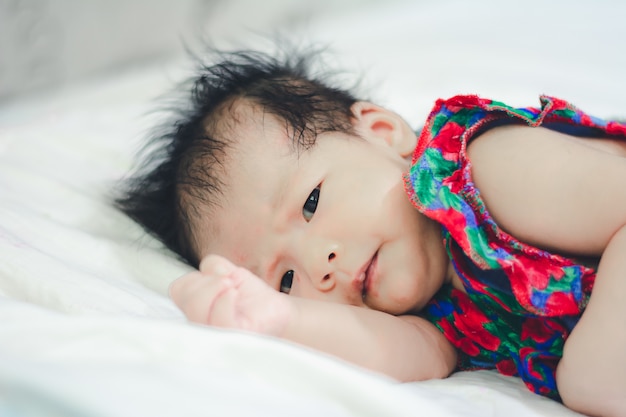 Petite fille dort avec tante à la maison