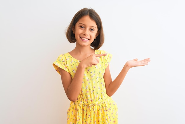 petite fille avec Drace jaune et montrant ses mains avec un message