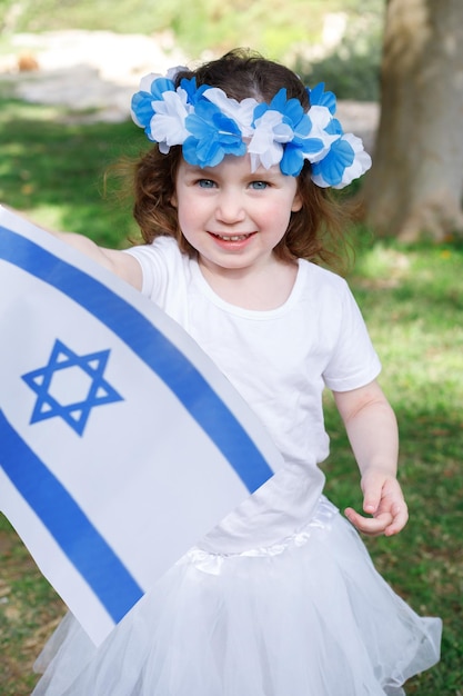 Petite fille avec le drapeau d'Israël dans ses mains