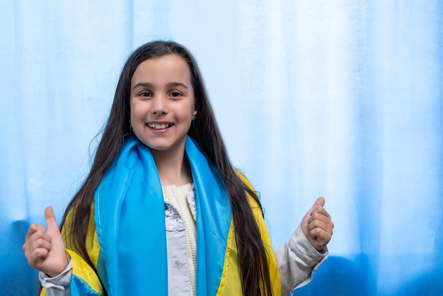 petite fille avec le drapeau de l'Ukraine.