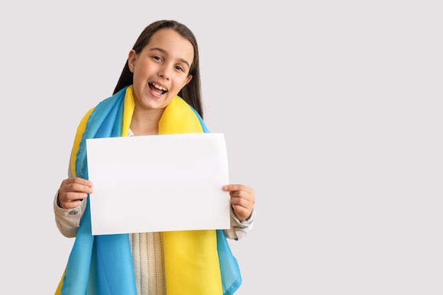 petite fille avec le drapeau de l'Ukraine.