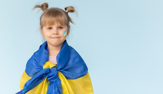 Petite fille avec le drapeau de l'Ukraine