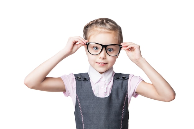 Petite fille drôle dans des verres