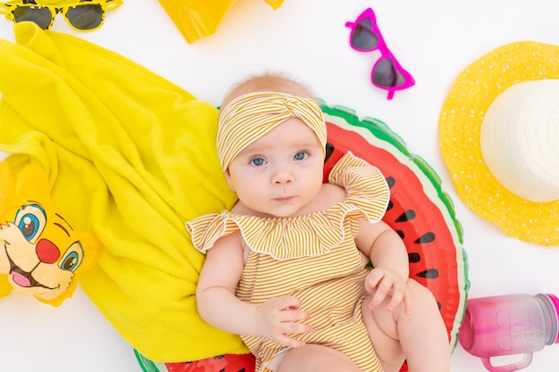 Photo petite fille drôle sur le lit