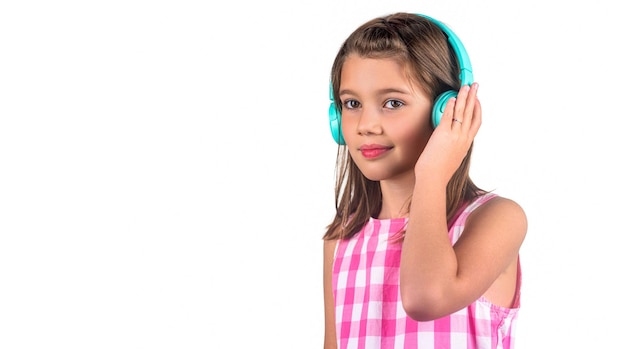 Photo petite fille écoute de la musique écouteurs modernes petit enfant écoute des écouteurs de musique joue n'importe quoi