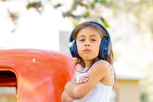 Petite fille, écouter de la musique avec ses écouteurs dans le camion