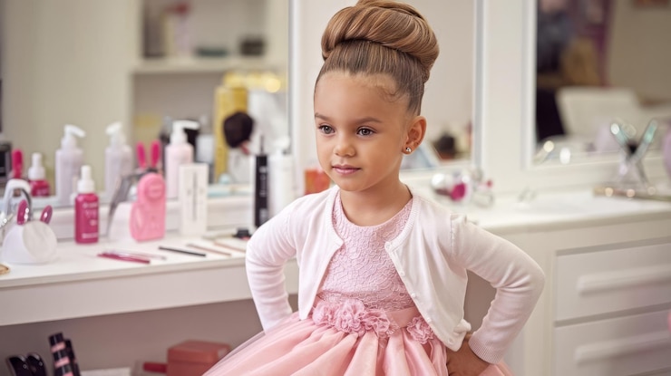 Photo la petite fille élégante dans un salon de beauté pour enfants où elle a fait un beau hrstyle