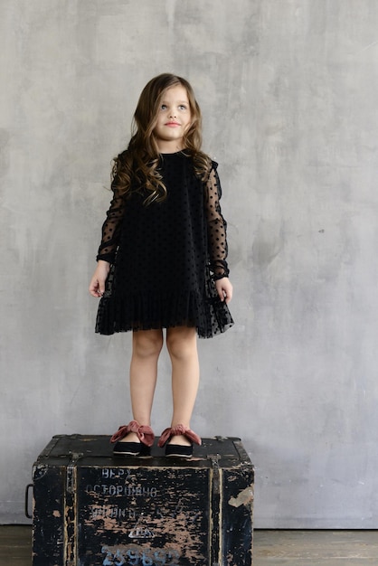 Petite fille élégante en robe noire