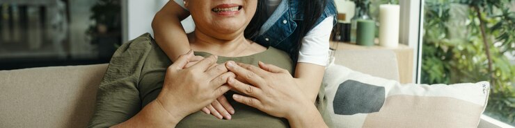 La petite-fille embrasse sa grand-mère à la maison.
